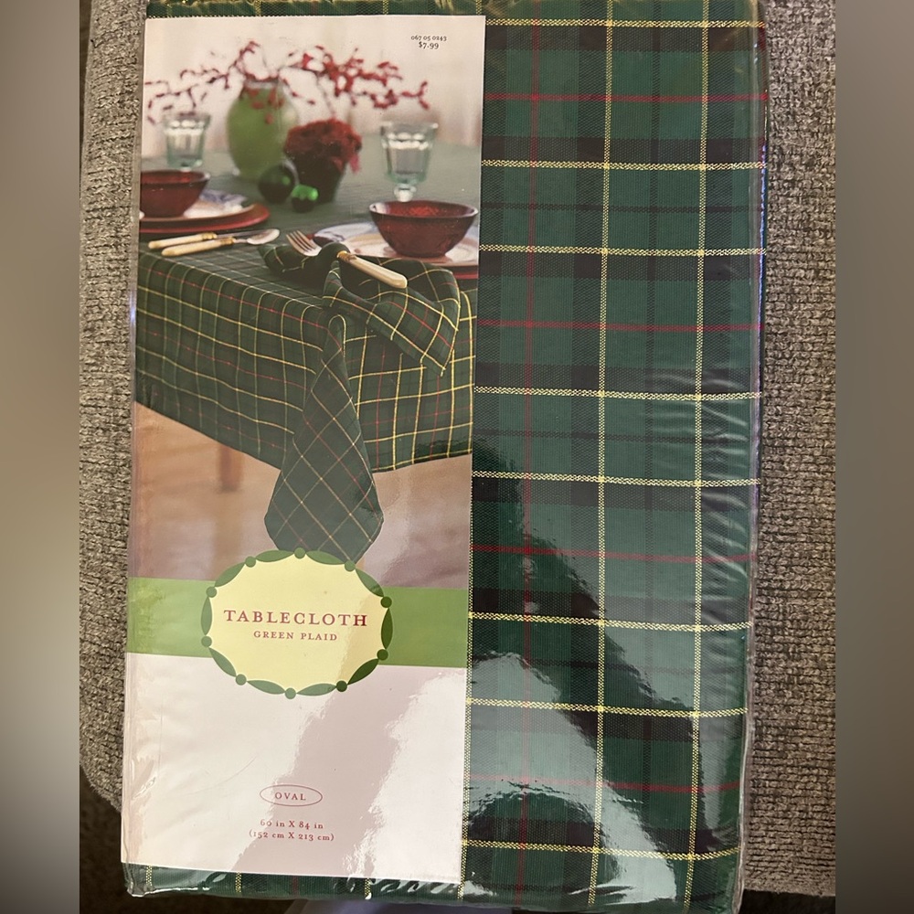 NWT-Holiday Tablecloth-Oval